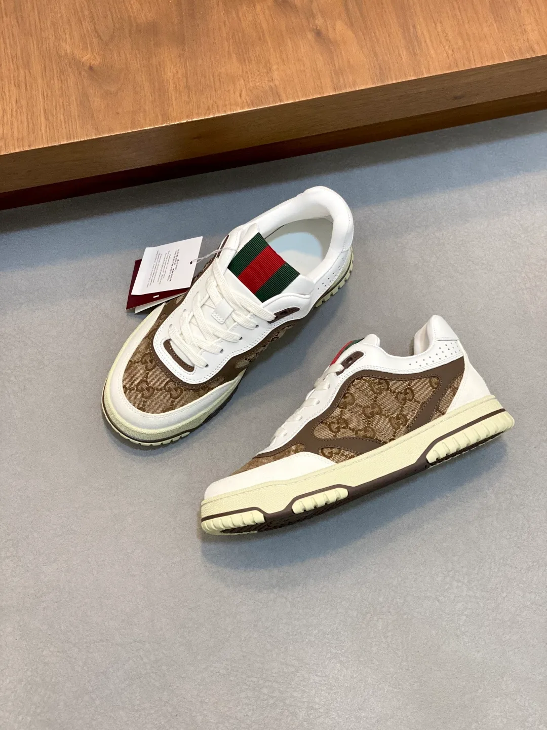 Men's Shoes 💰660 𝐆𝐮𝐜𝐜𝐢 𝐑𝐞-𝐖𝐞𝐛 As the first sneaker created by Sabato De Sarno for Gucci, the Re-Web series reinterprets the brand's classic stripes and sets off the modern silhouette design with bold and unique details. These shoes are crafted from white leather. This new sneaker is ingeniously decorated with many of the brand's classic details, and is equipped with a bright red and green webbing tongue, which will make people fall in love at first sight. White leather treated with a special process for softness and luster, with an embossed grainy texture. Script Gucci logo and interlocking G web label with Interlocking G and script Gucci logo. Rubber outsole with interlocking G detail eyelets. Web tongue. Size: 39-44 (customized for sizes 38 and 45)